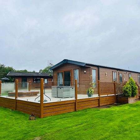 Meadows Lodge With Hot Tub Malton Exterior foto