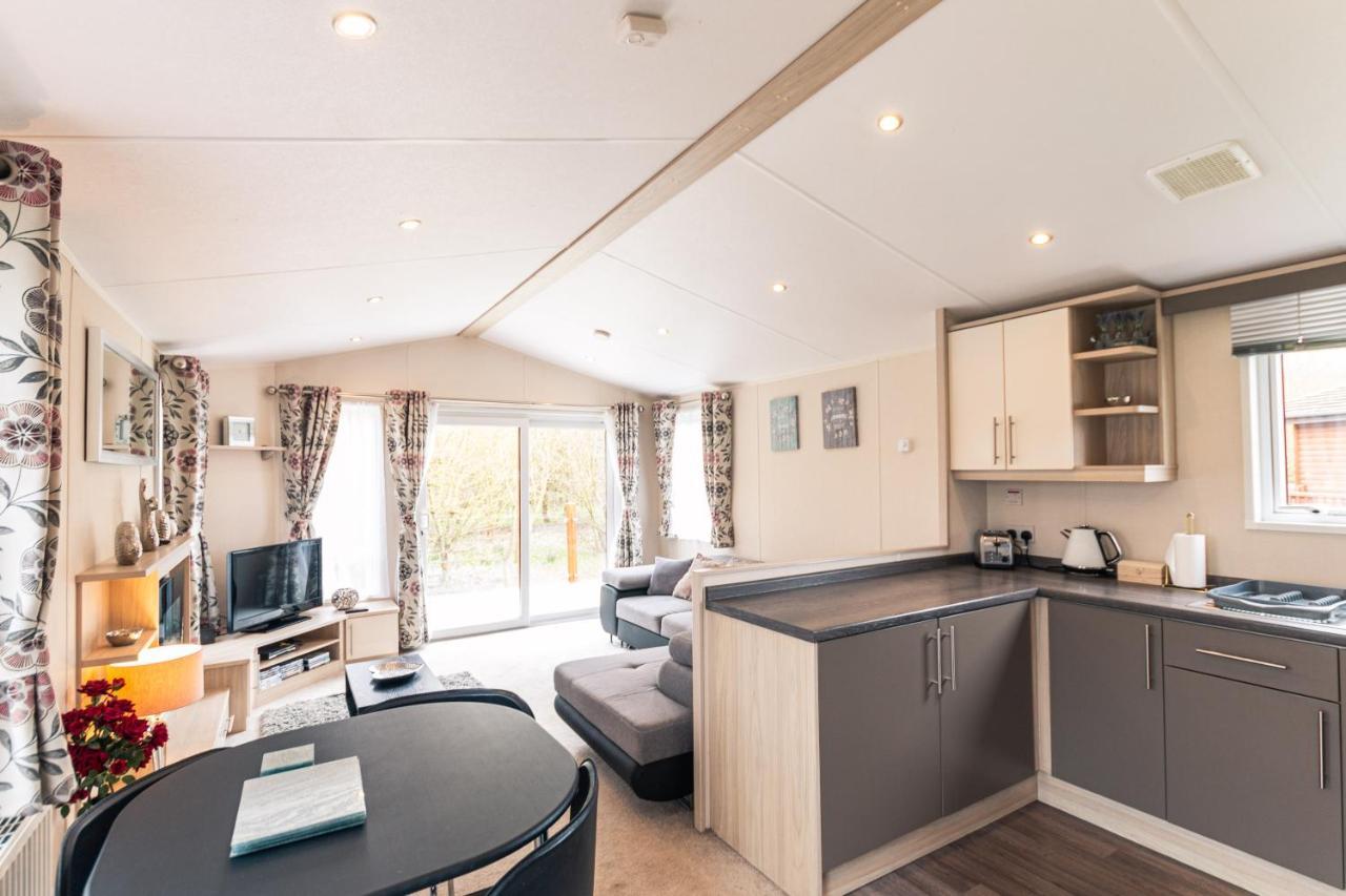 Meadows Lodge With Hot Tub Malton Exterior foto